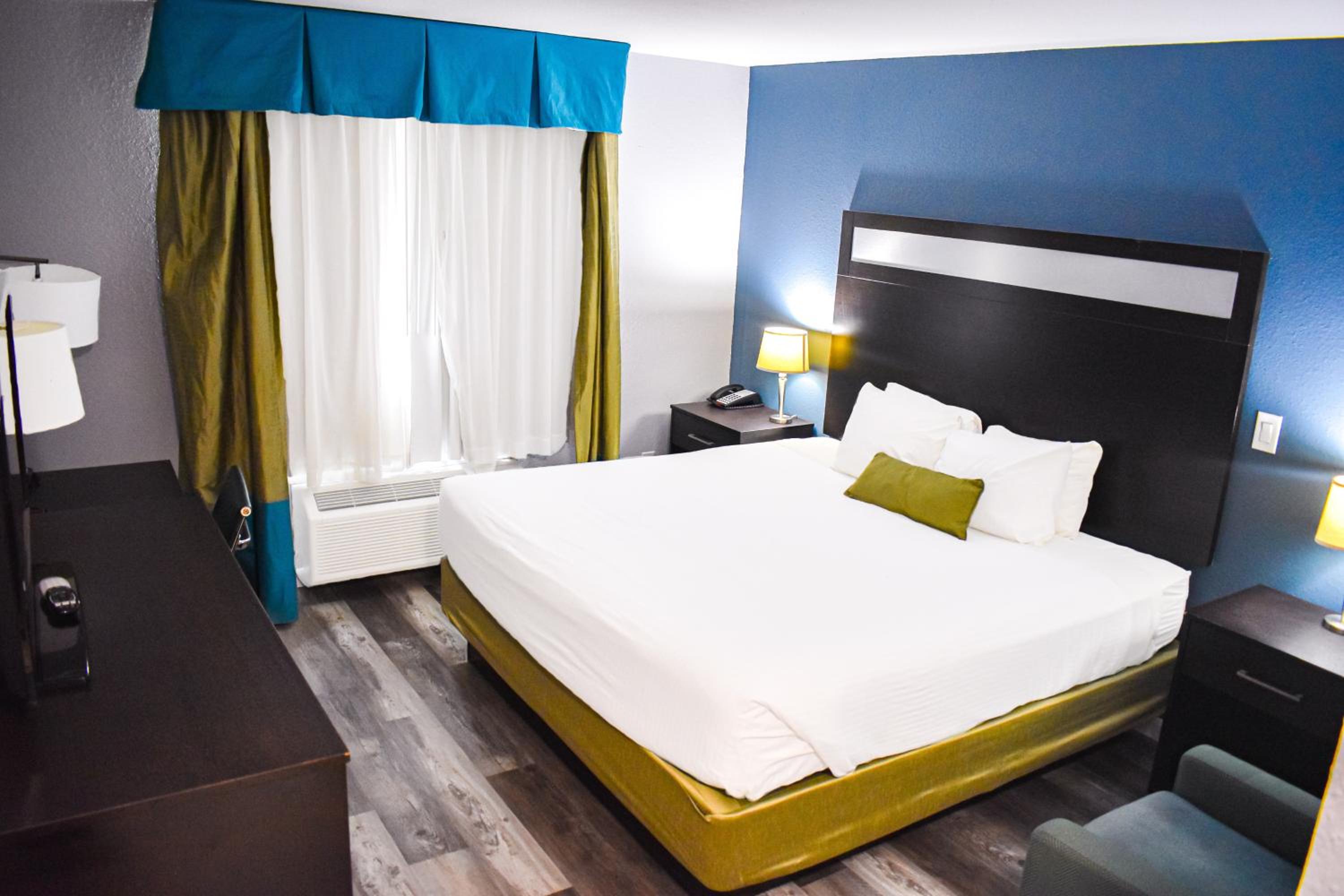 Deluxe, King Bed, Accessible
