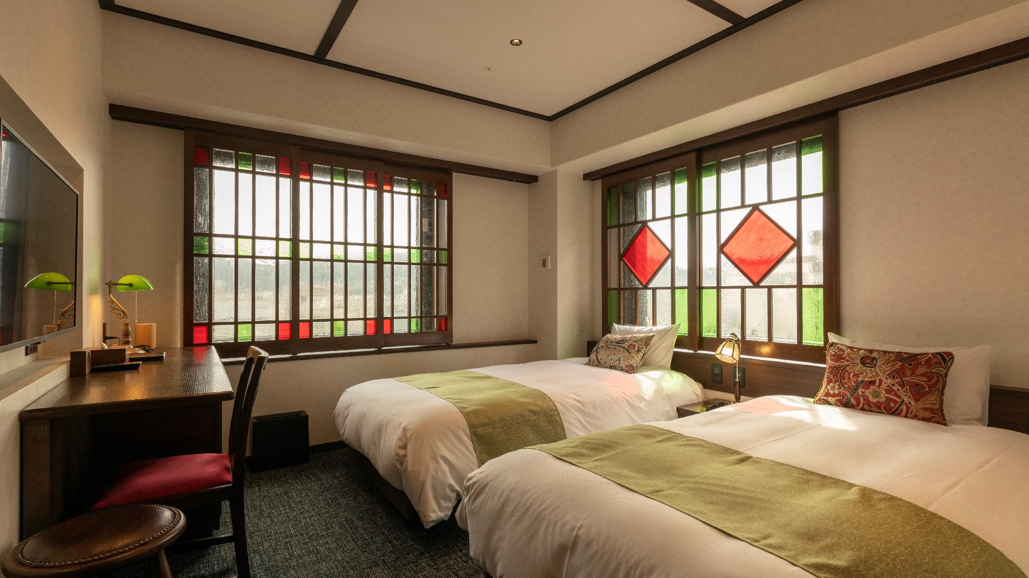 DELUXE, TWIN BEDS