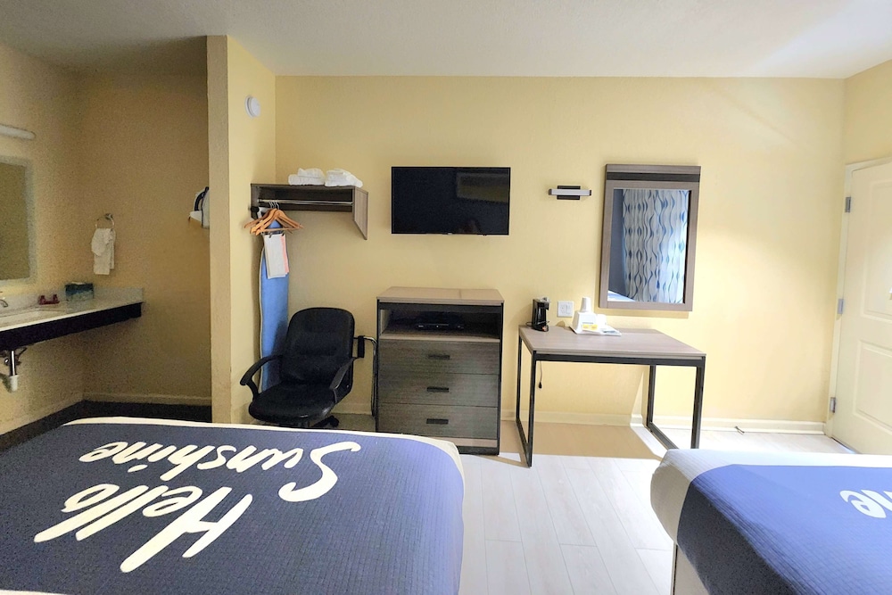 Efficiency, 2 Queen Beds, Accessible، Days Inn By Wyndham Freeport 3/3