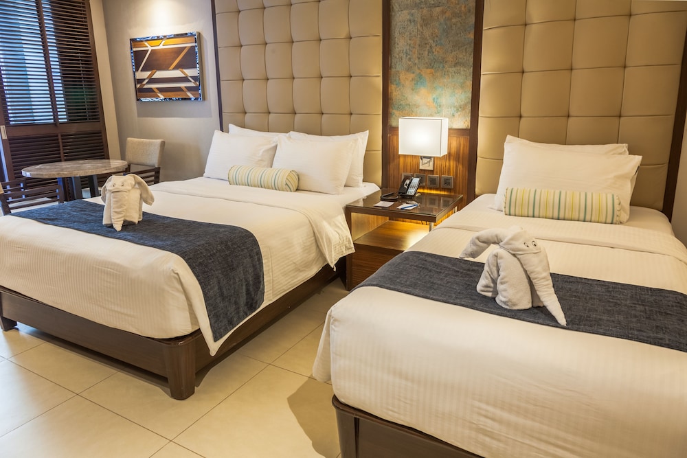 Premier, 1 Queen and 1 Single Bed, Direct Pool Access, Beach Wing