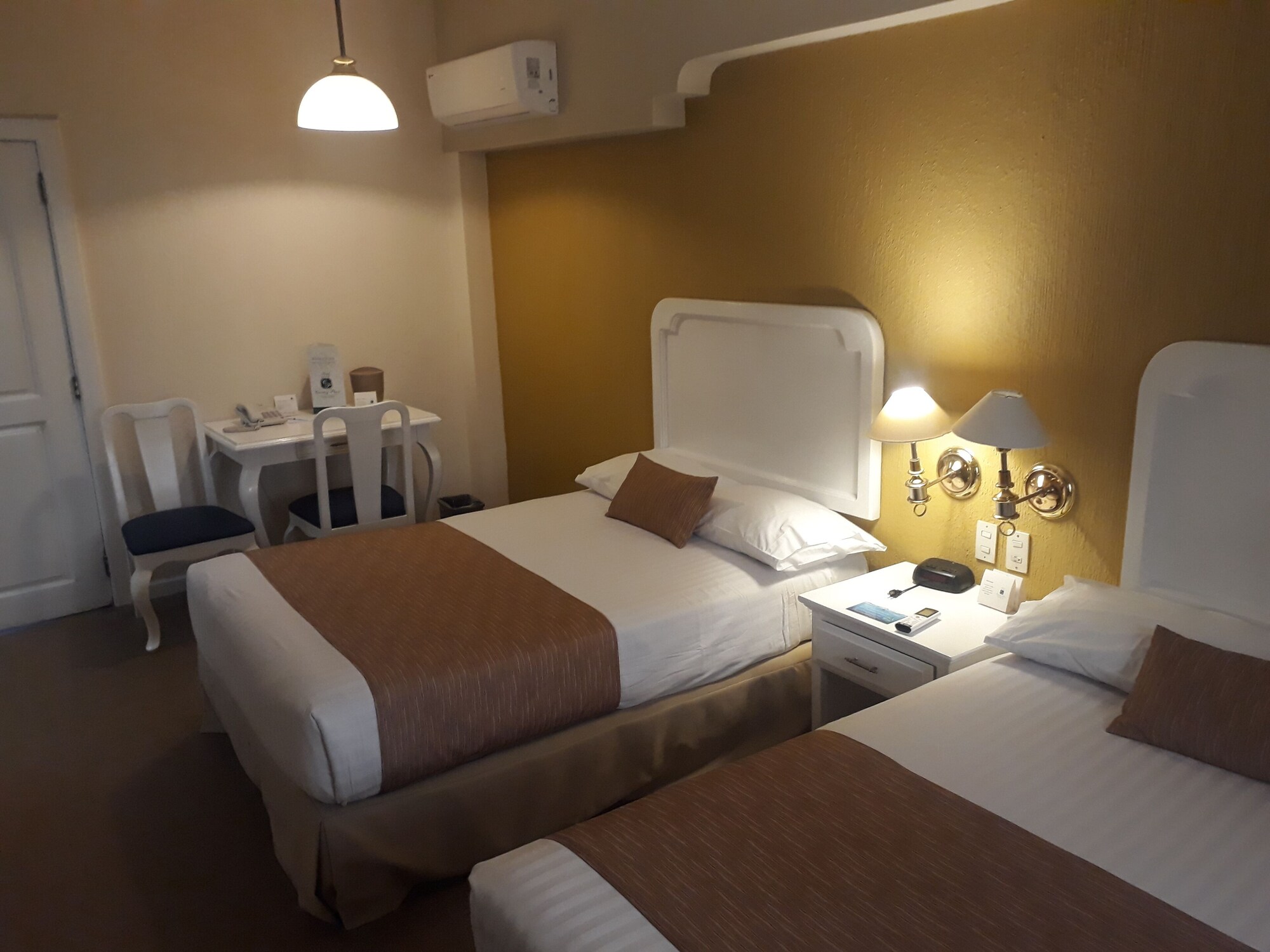 STANDARD, 2 DOUBLE BEDS