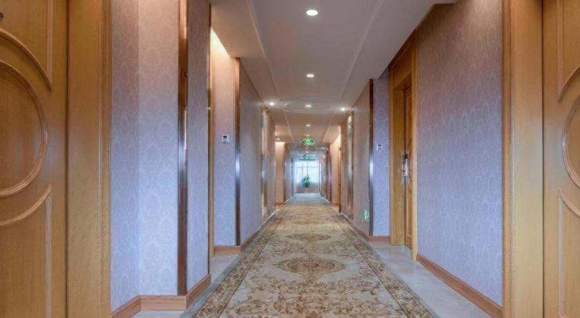 Vienna Hotel (Shenzhen Pingdi Huancheng South Road) 33/49