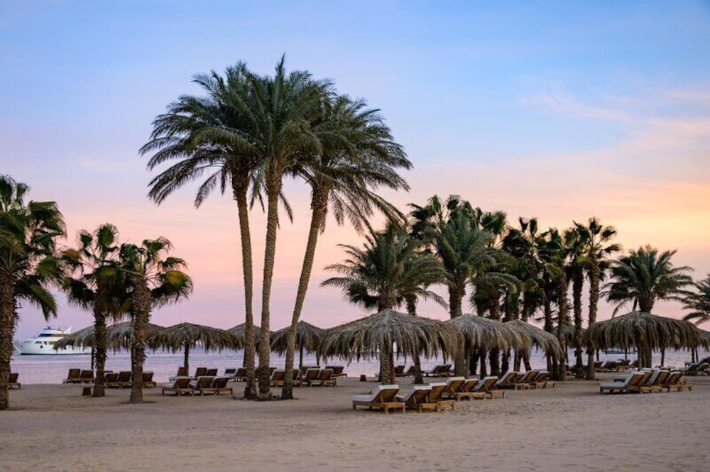 Serry Beach Resort 67/68