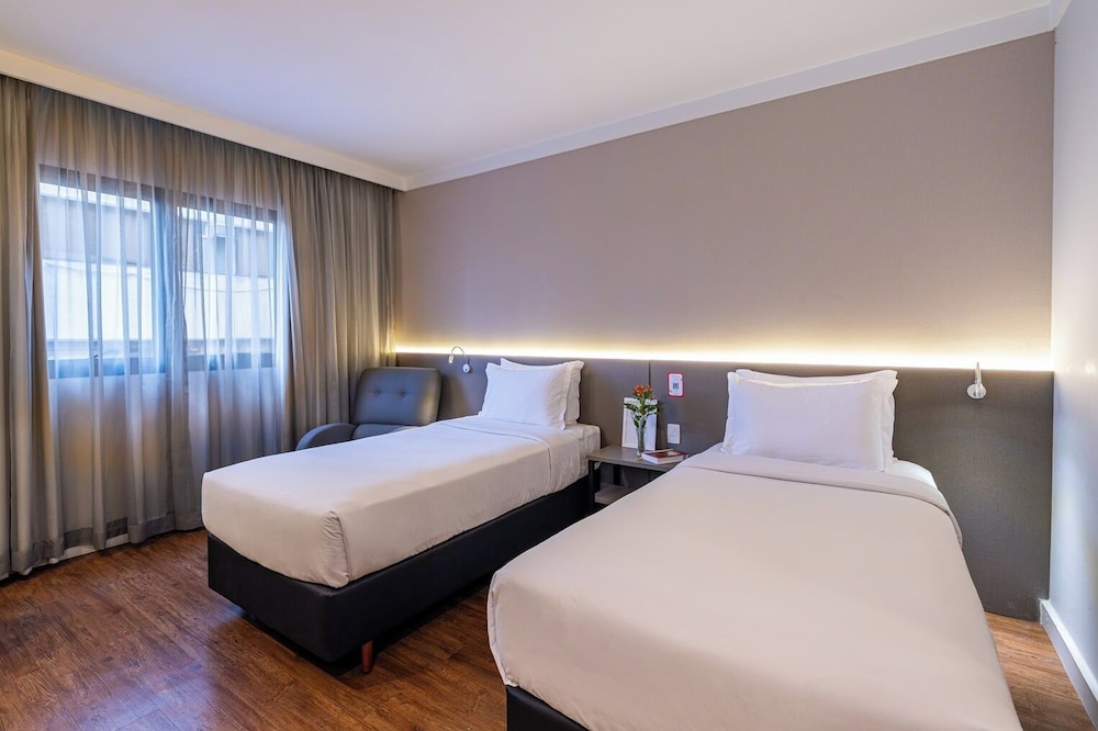 LUXURY, TWIN BEDS