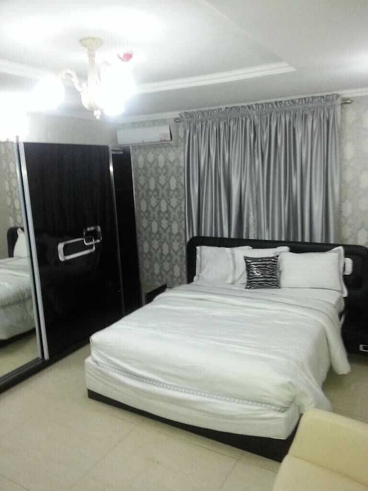 ROOM, QUEEN BED