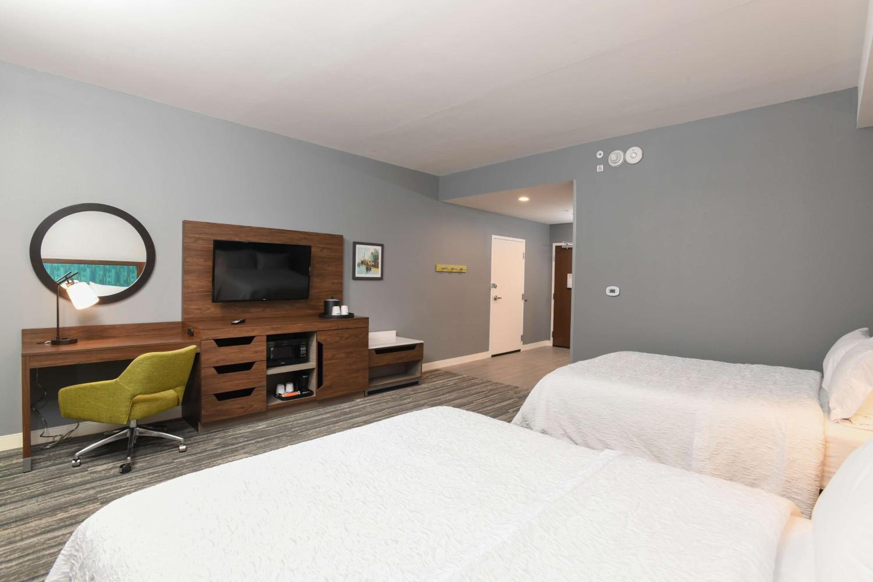 غرفة بسريرين كوين بحوض استحمام لذوي الإعاقة، Hampton Inn and Suites Cincinnati Liberty Township 2/5