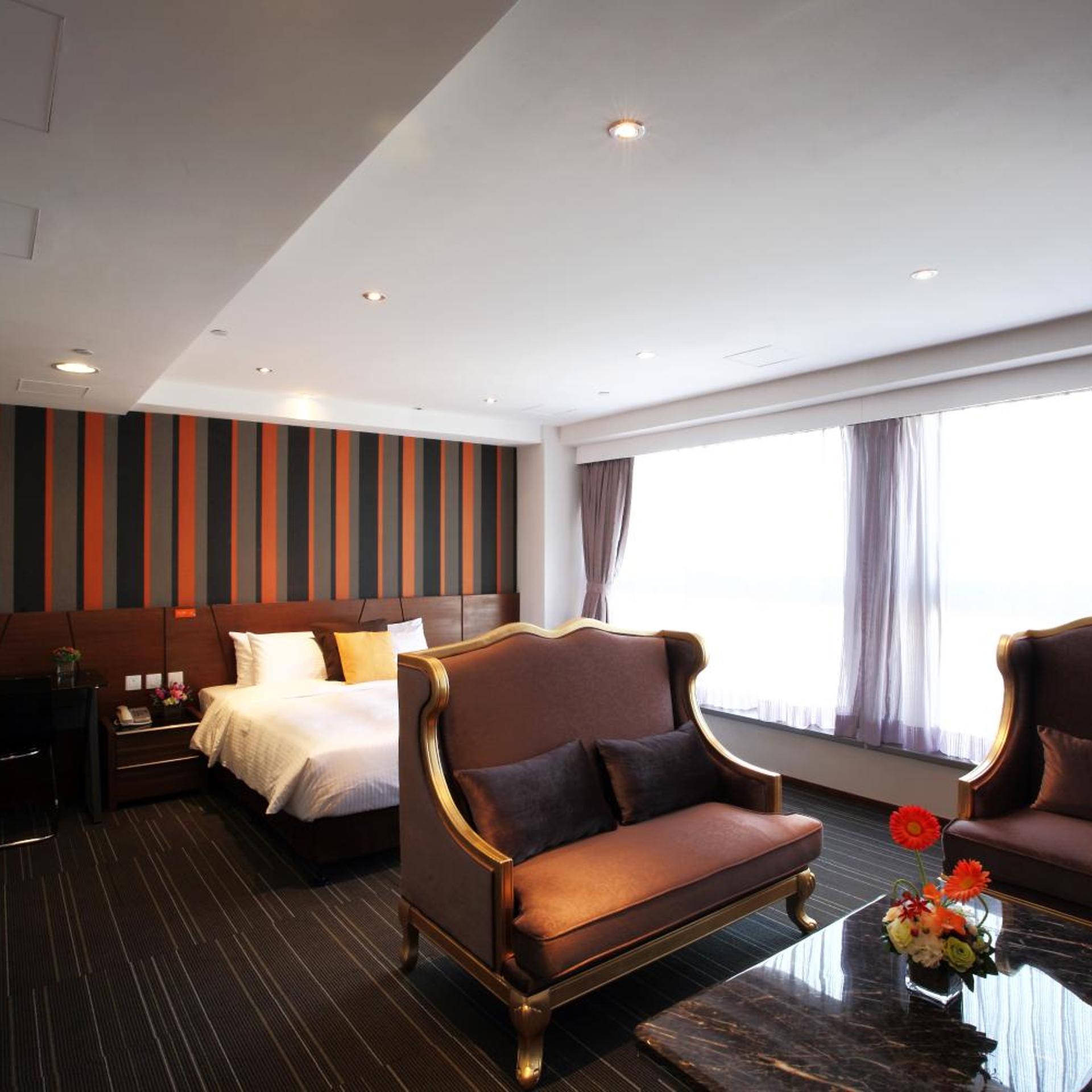 BOB, SUITE, KING BED