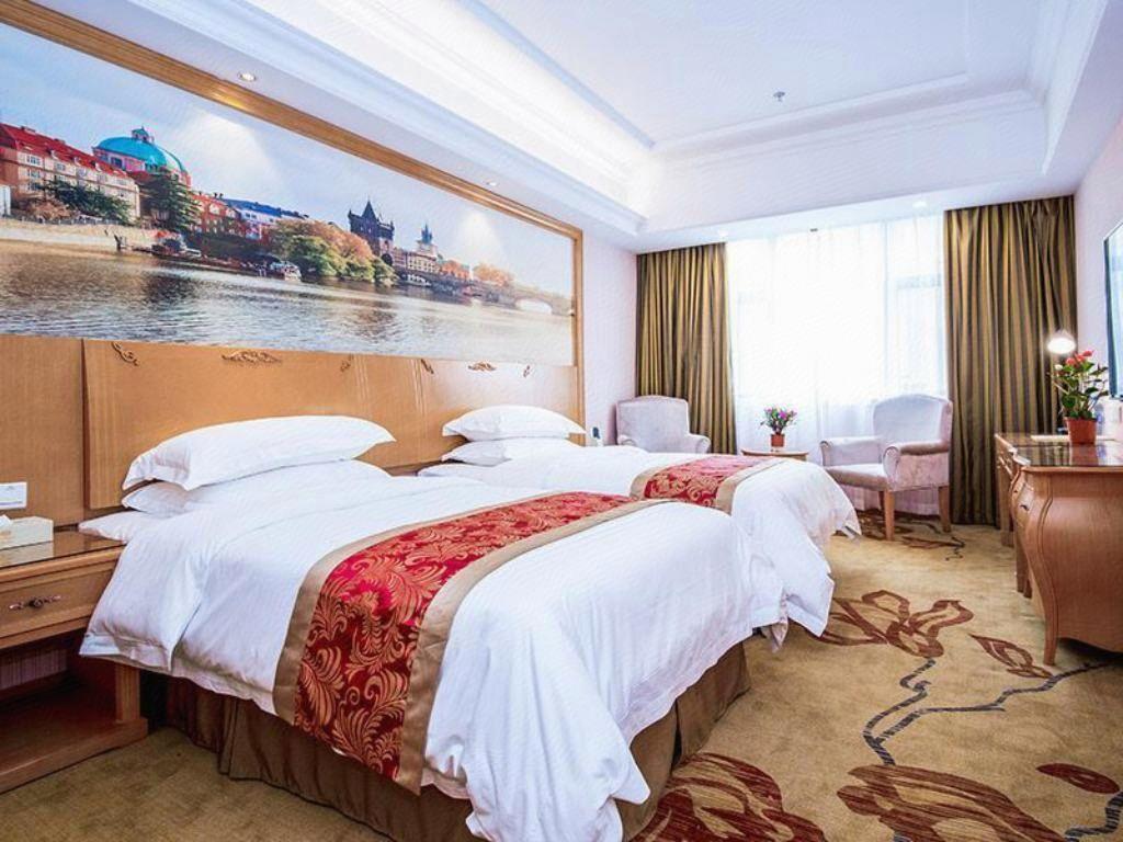 Vienna Hotel (Wuhan Lingjiaohu Wanda Metro Station) 40/54