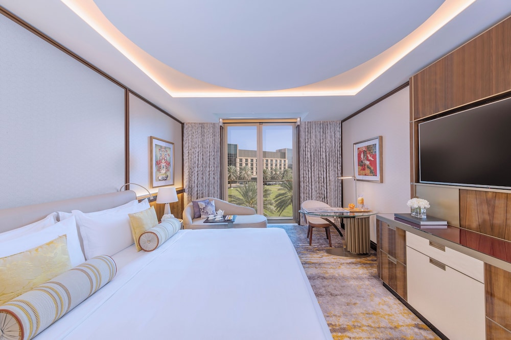 DELUXE, KING BED
