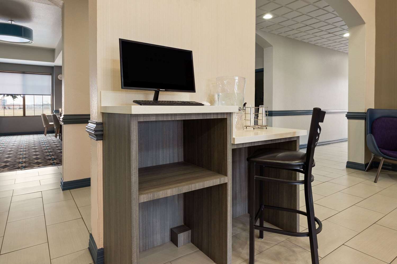 La Quinta Inn & Suites by Wyndham Ft. Worth - Forest Hill TX 35/49