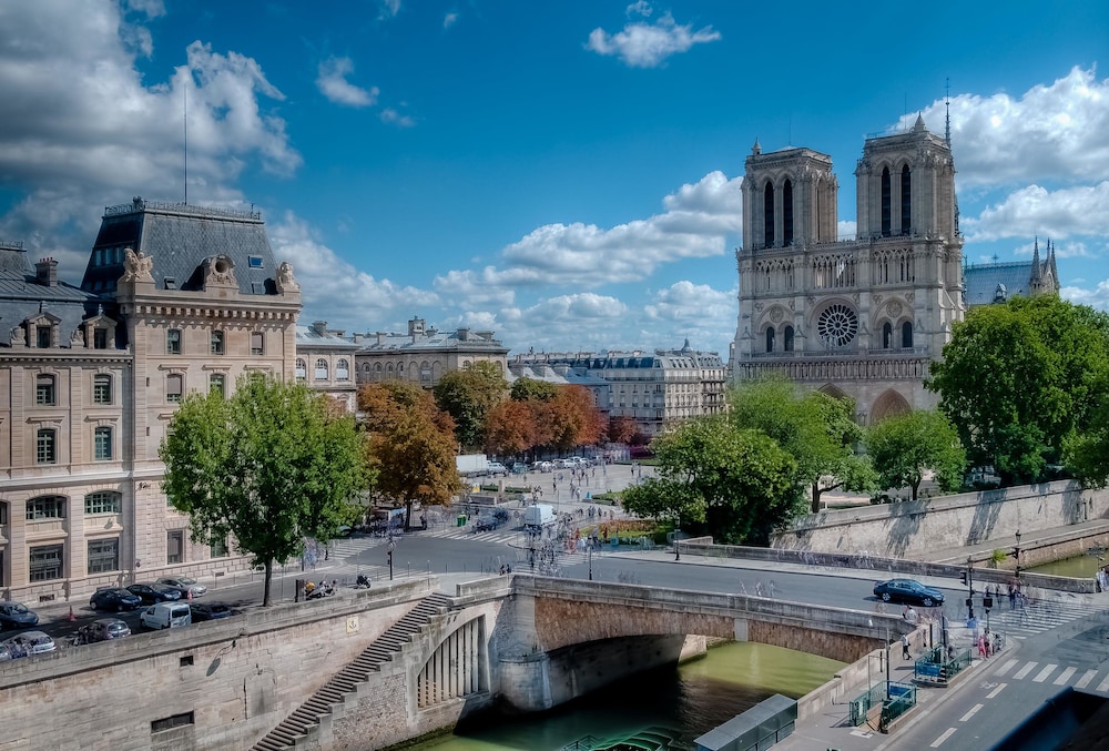 Rives de Notre Dame 77/83