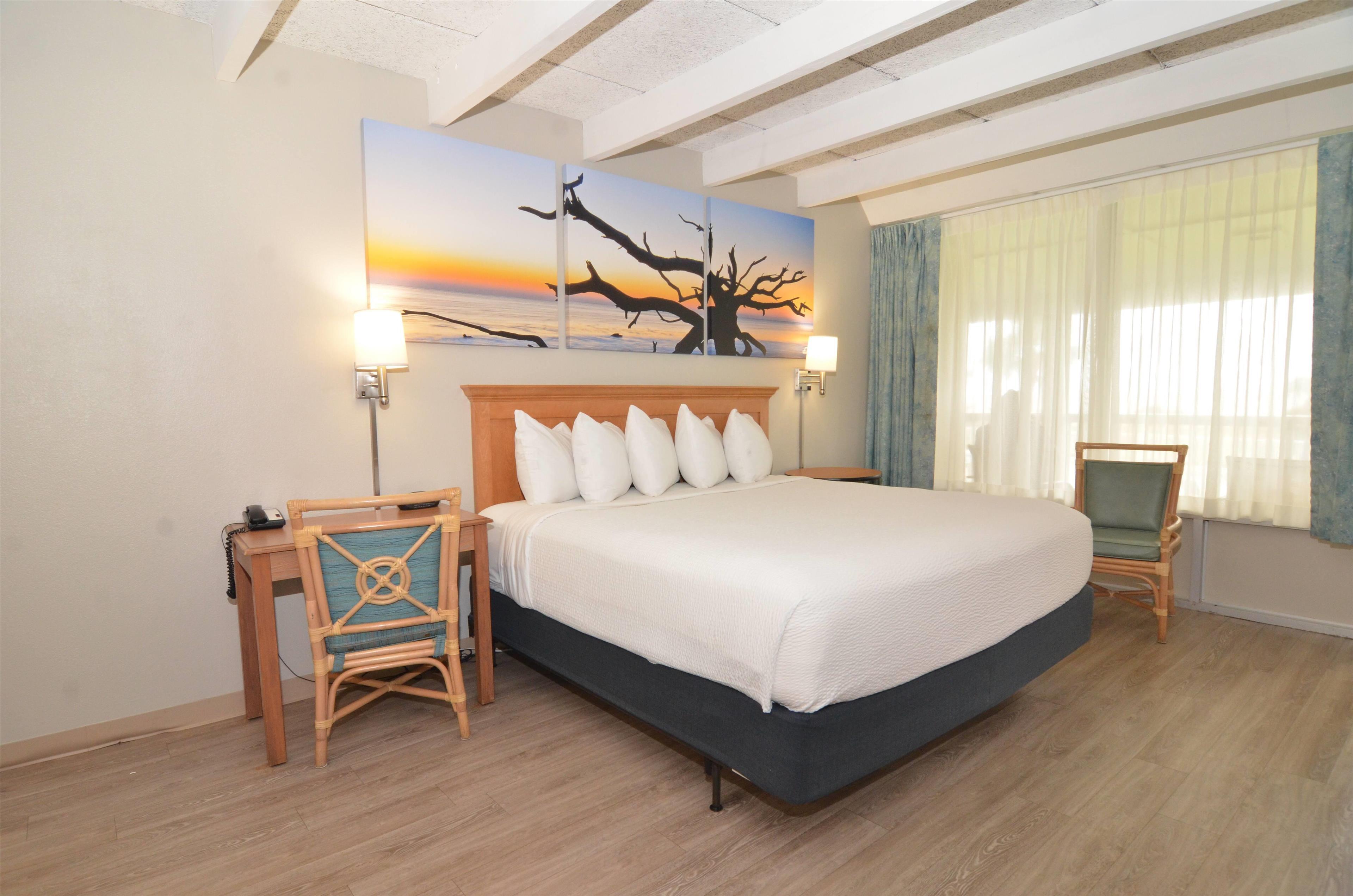 Suite, King Bed, Side Ocean View