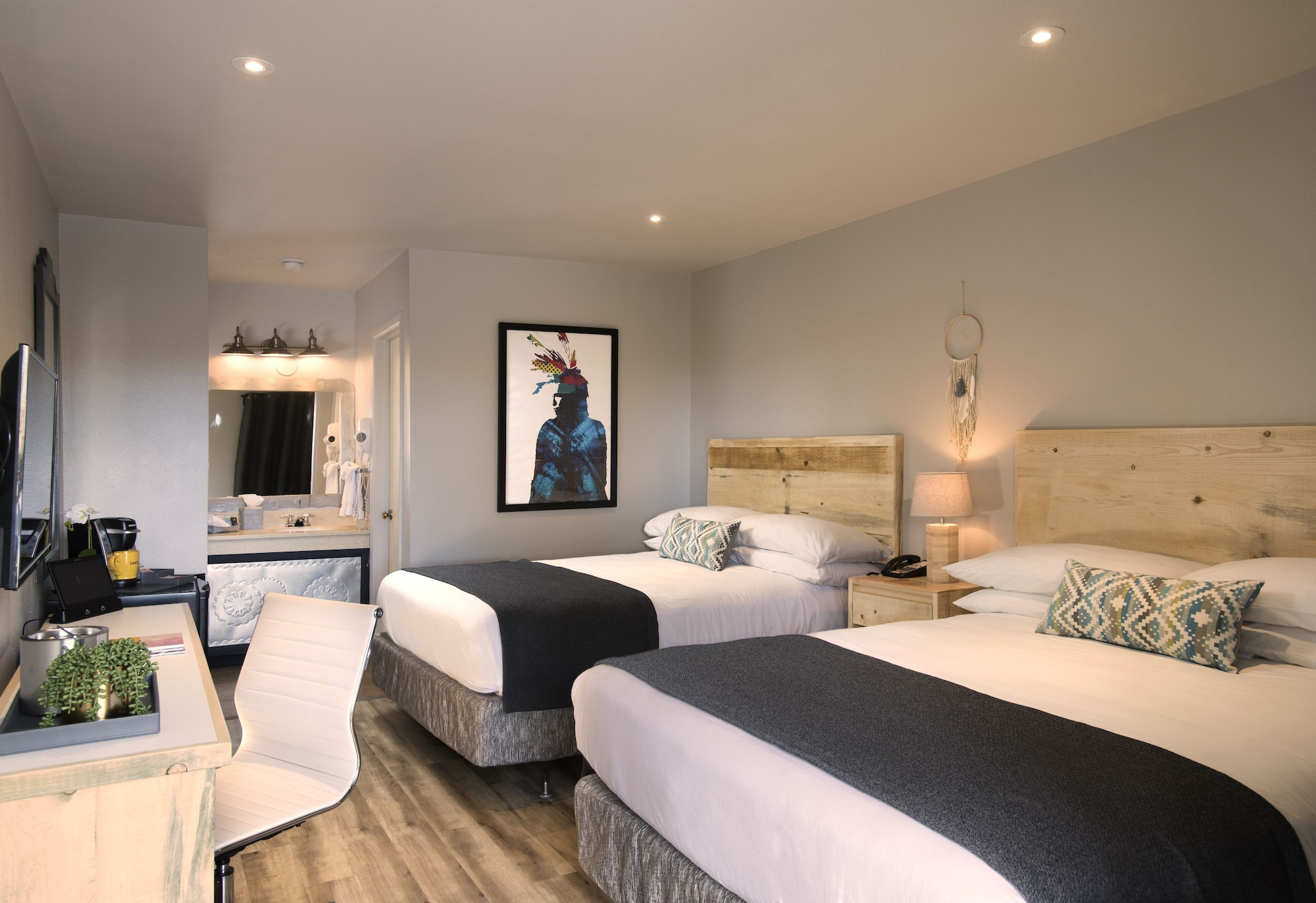 TRADITIONAL, 2 QUEEN BEDS