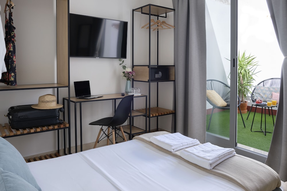 ROOM, QUADRUPLE, BALCONY