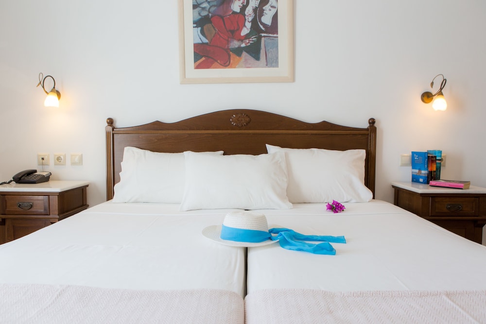 ROOM, DOUBLE OR TWIN BED