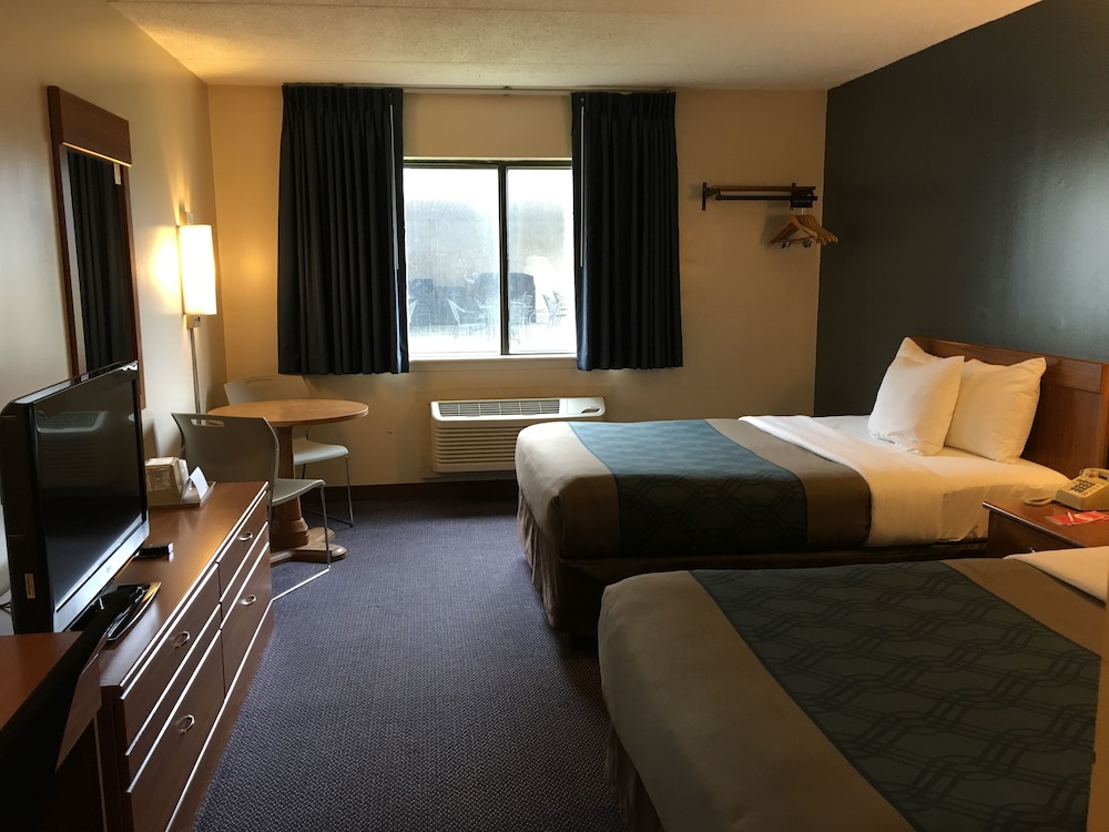 Econo Lodge Darien Lakes 19/46