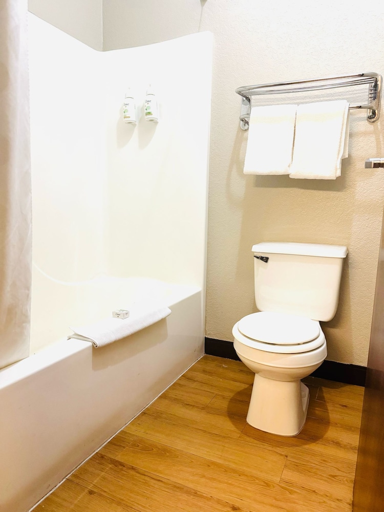 Baymont Inn & Suites by Wyndham Lincoln NE 46/47