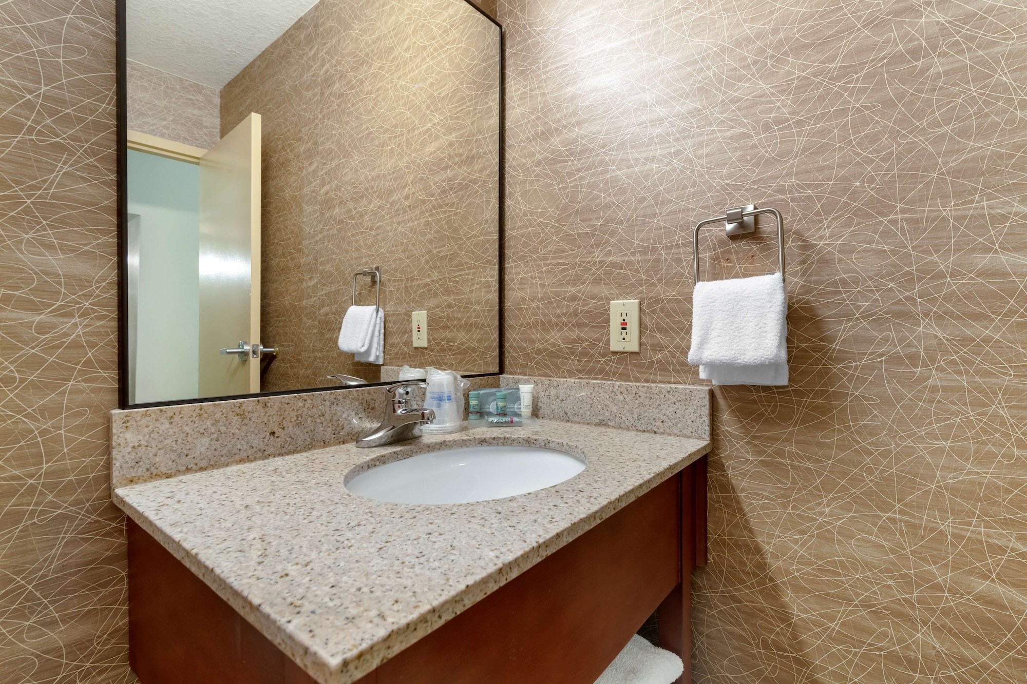 Standard, 2 Queen Beds, Pool Side, Patio، Best Western Fairmont 7/9