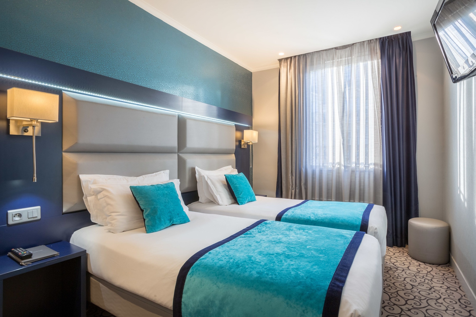 ROOM, TWIN BEDS