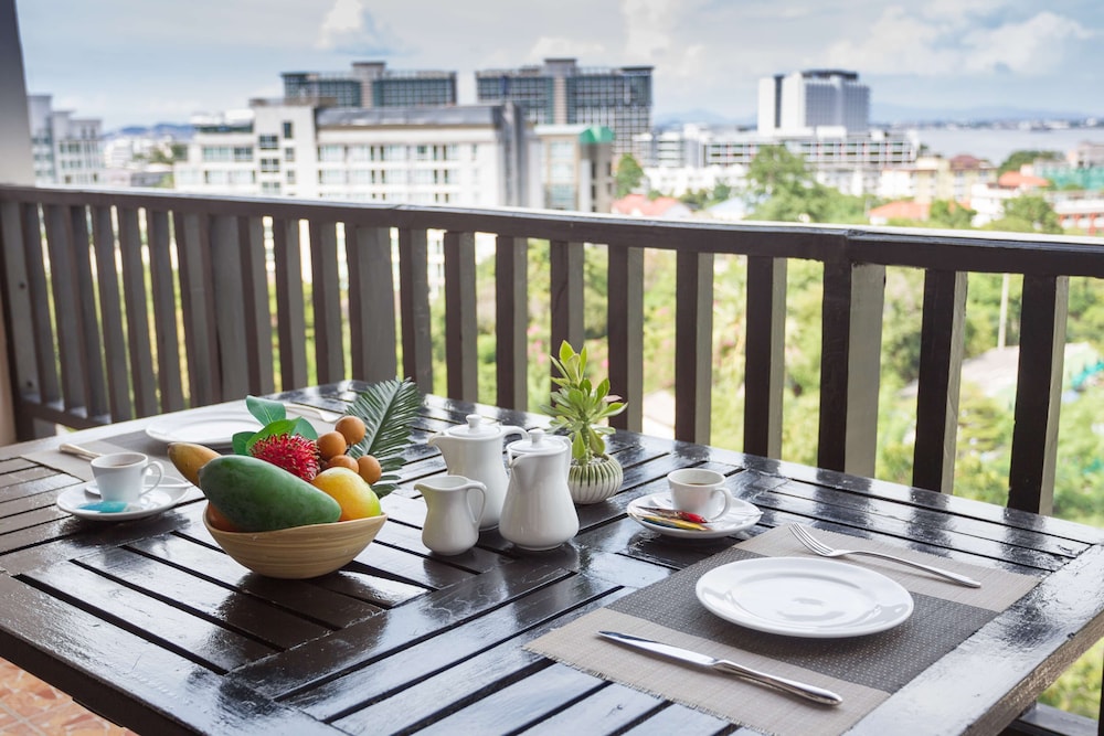 Golden Tulip Essential Pattaya 46/65