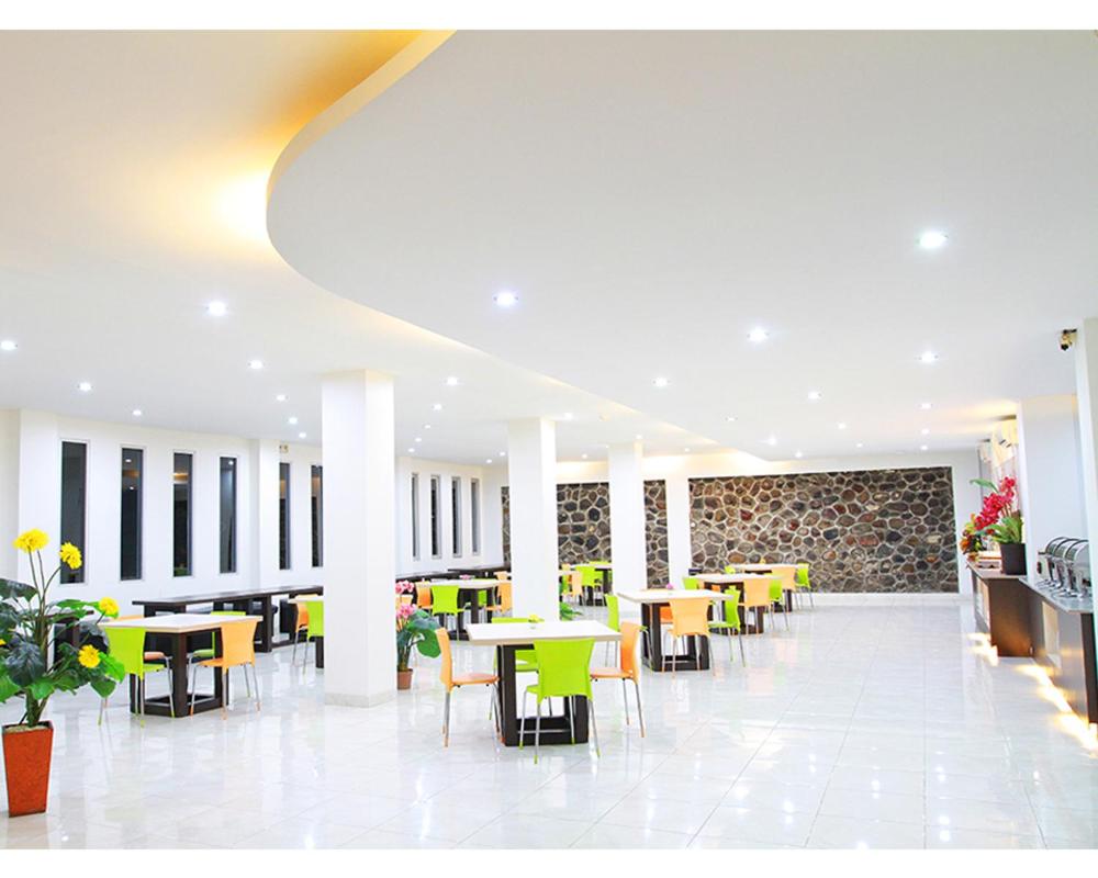 Emerald Hotel 38/42
