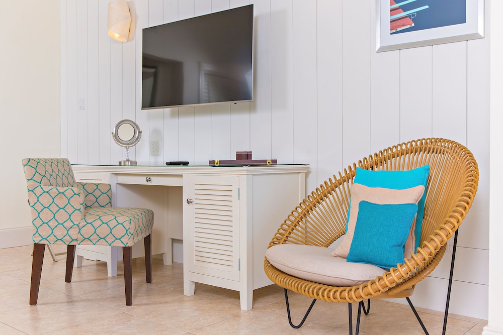 Cove Suites At Blue Waters 34/50