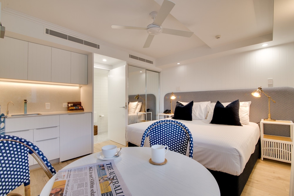Studio, King Bed, Street Front