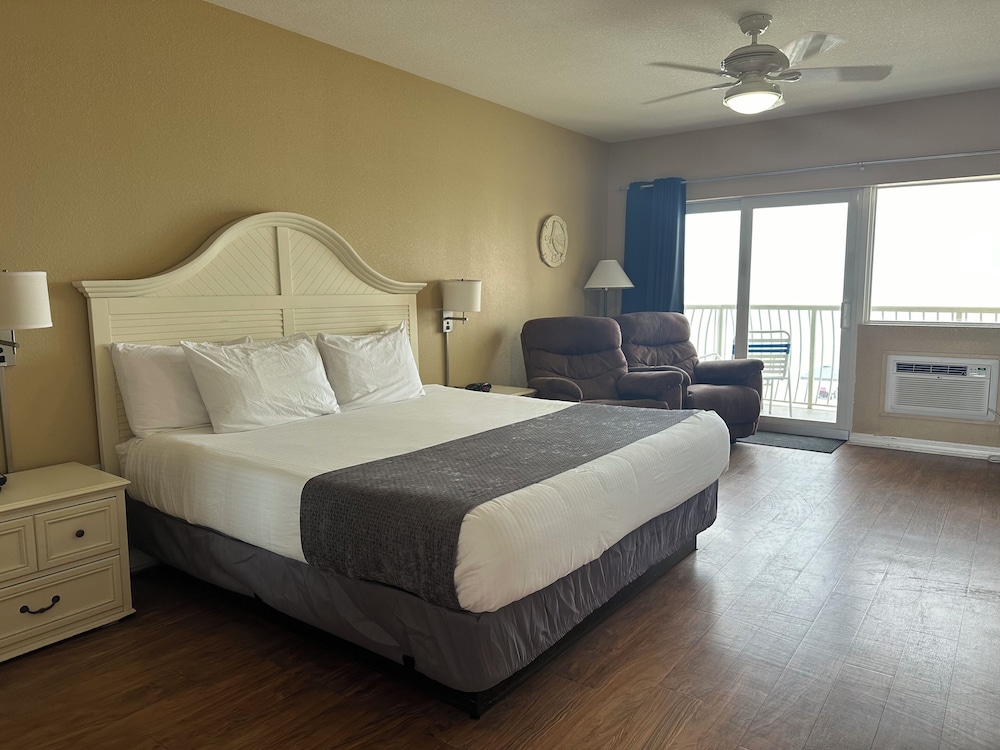 Studio, King Bed, Pool and Gulf View