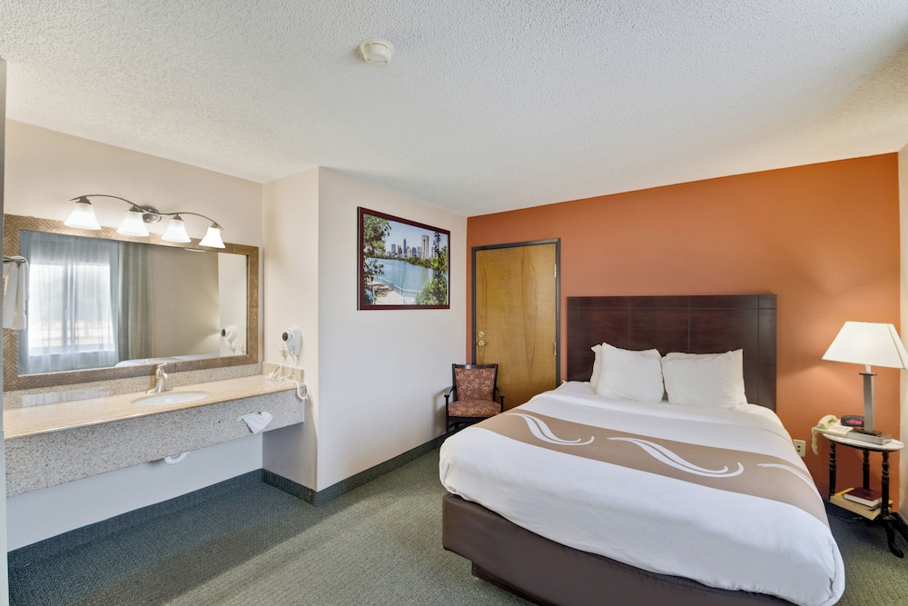 ROOM, QUEEN BED