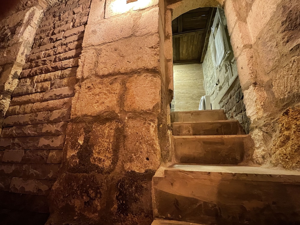 The Cave House 14/38