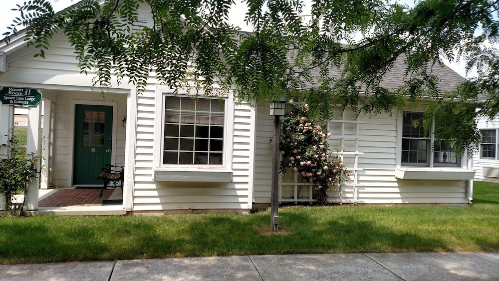 Spruce Lane Lodge & Cottages 1/35