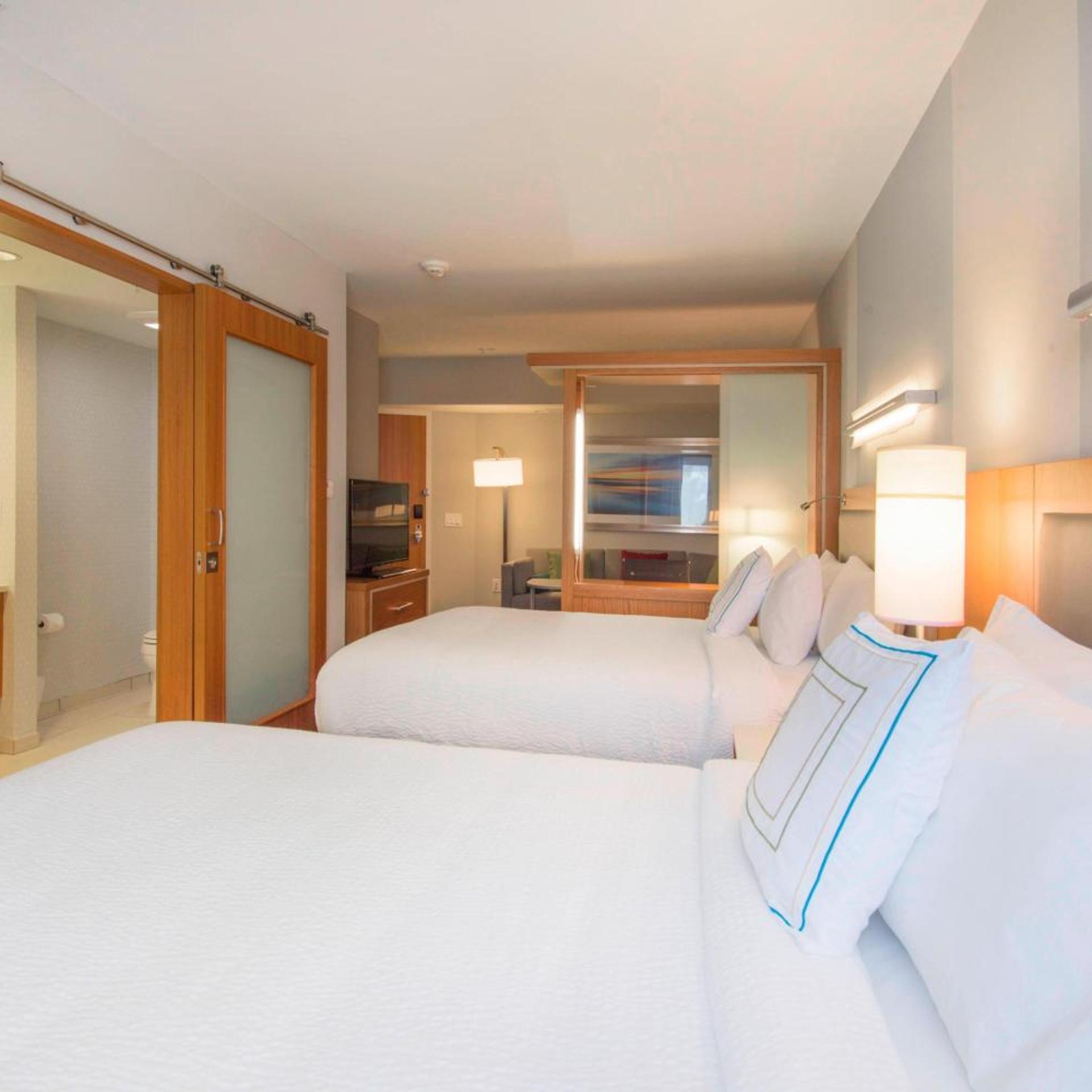 Suite, 2 Queen Beds, Sofa, Bathtub, Accessible