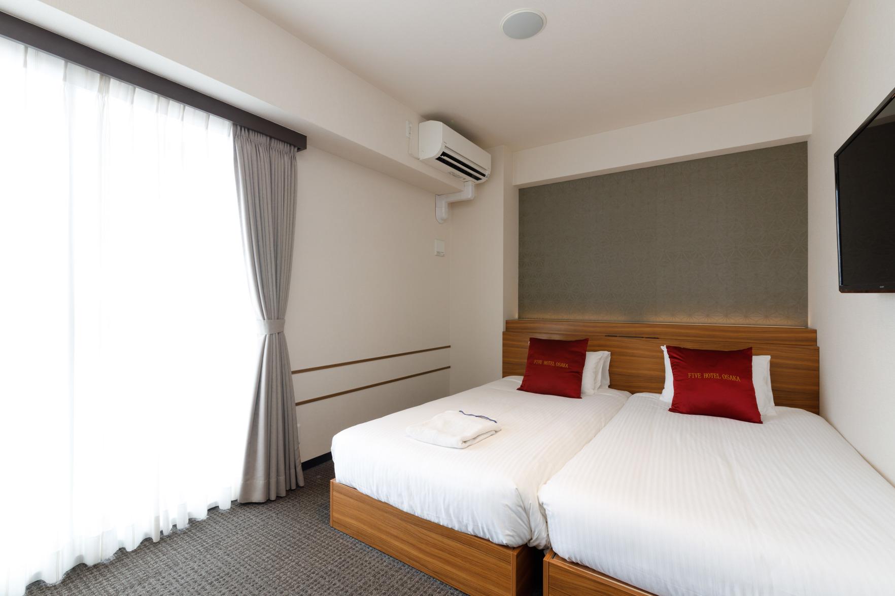 Semi Room, Hollywood