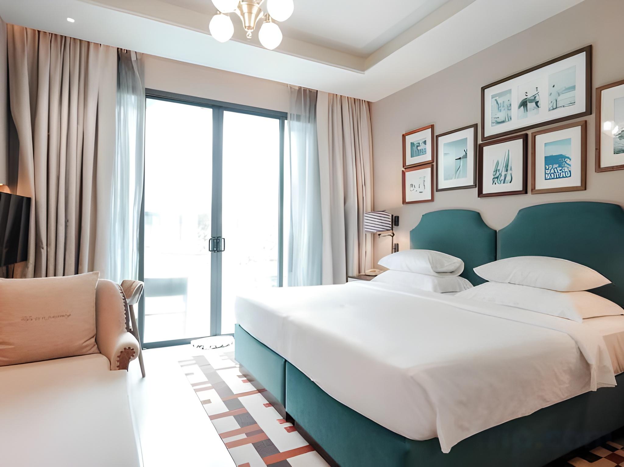 Deluxe, King and Twin Beds, Pool Access