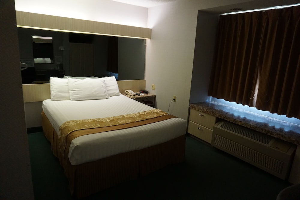 CenterWay Hotel Buffalo North Near University 12/24