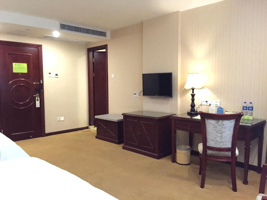 Vienna International Hotel (Changsha West Bus Station) 24/26
