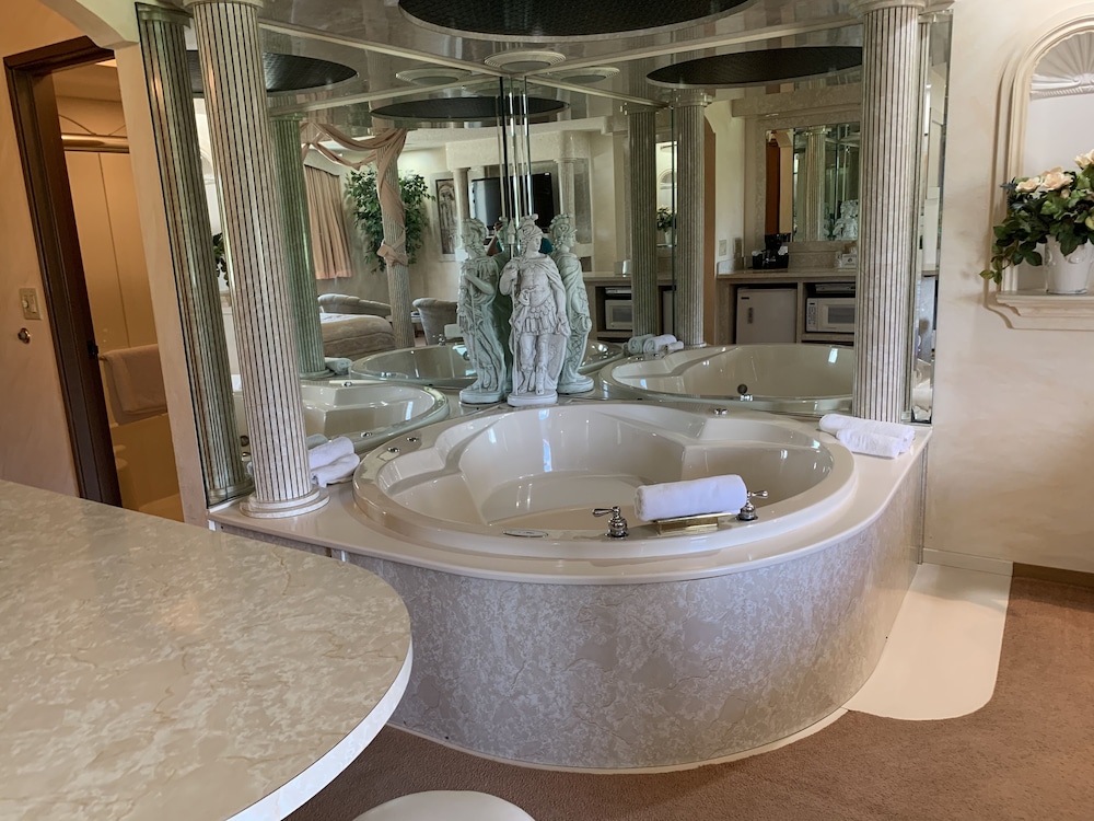 Designer Inn & Suites 66/69