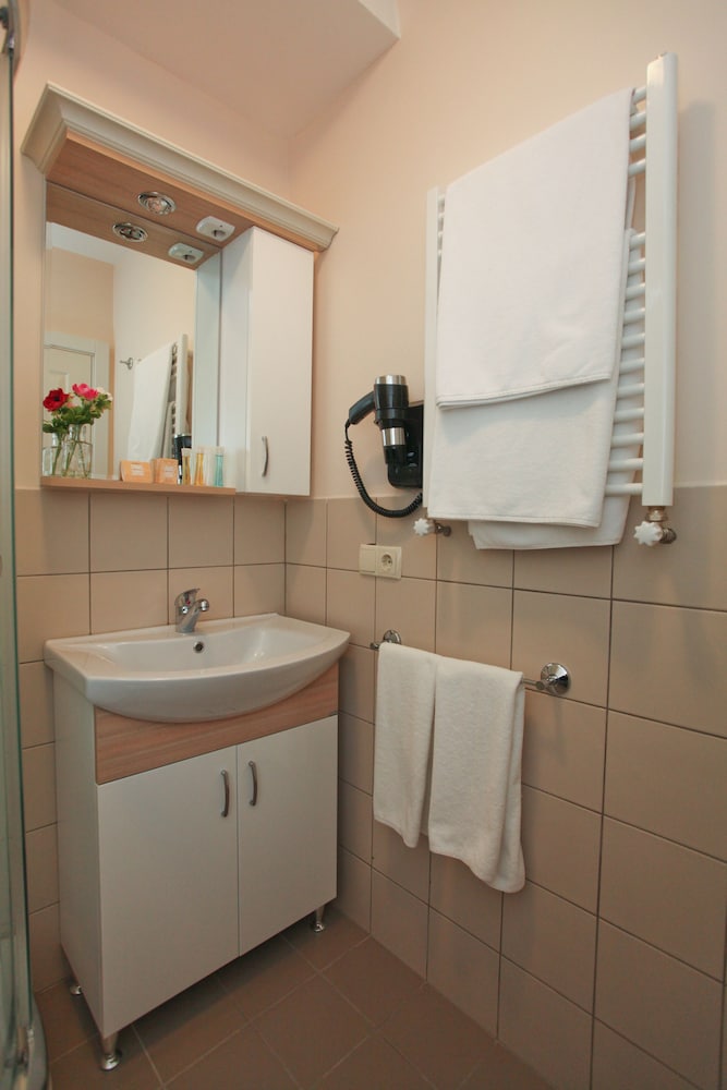 Three Apples Suites 38/39