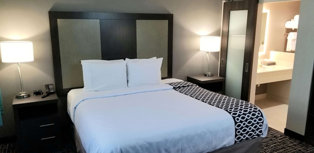 La Quinta Inn and Suites by Wyndham Indianapolis Downtown 17/50