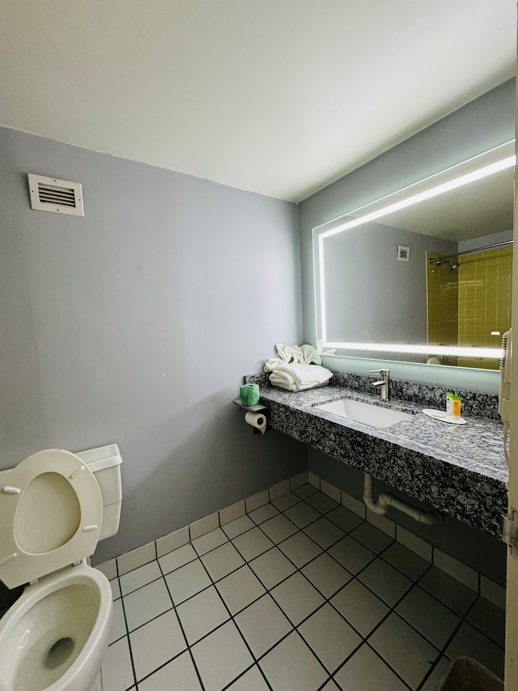 Mystic River Hotel & Suites 50/50