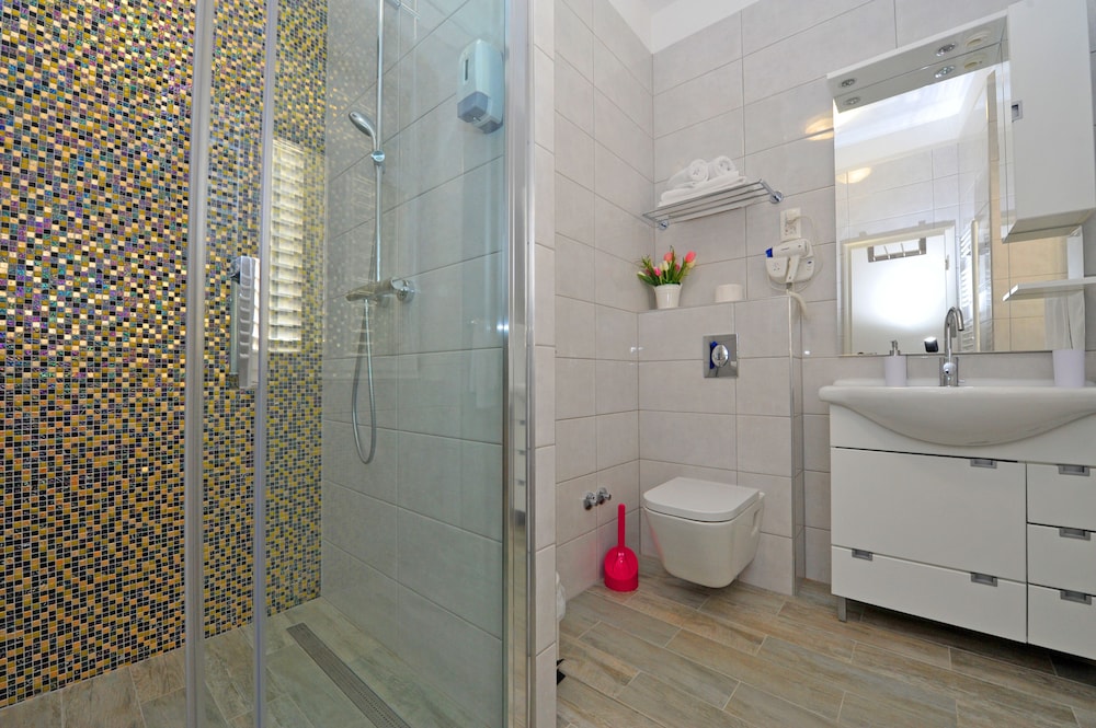 Nirvana Luxury Rooms 78/82