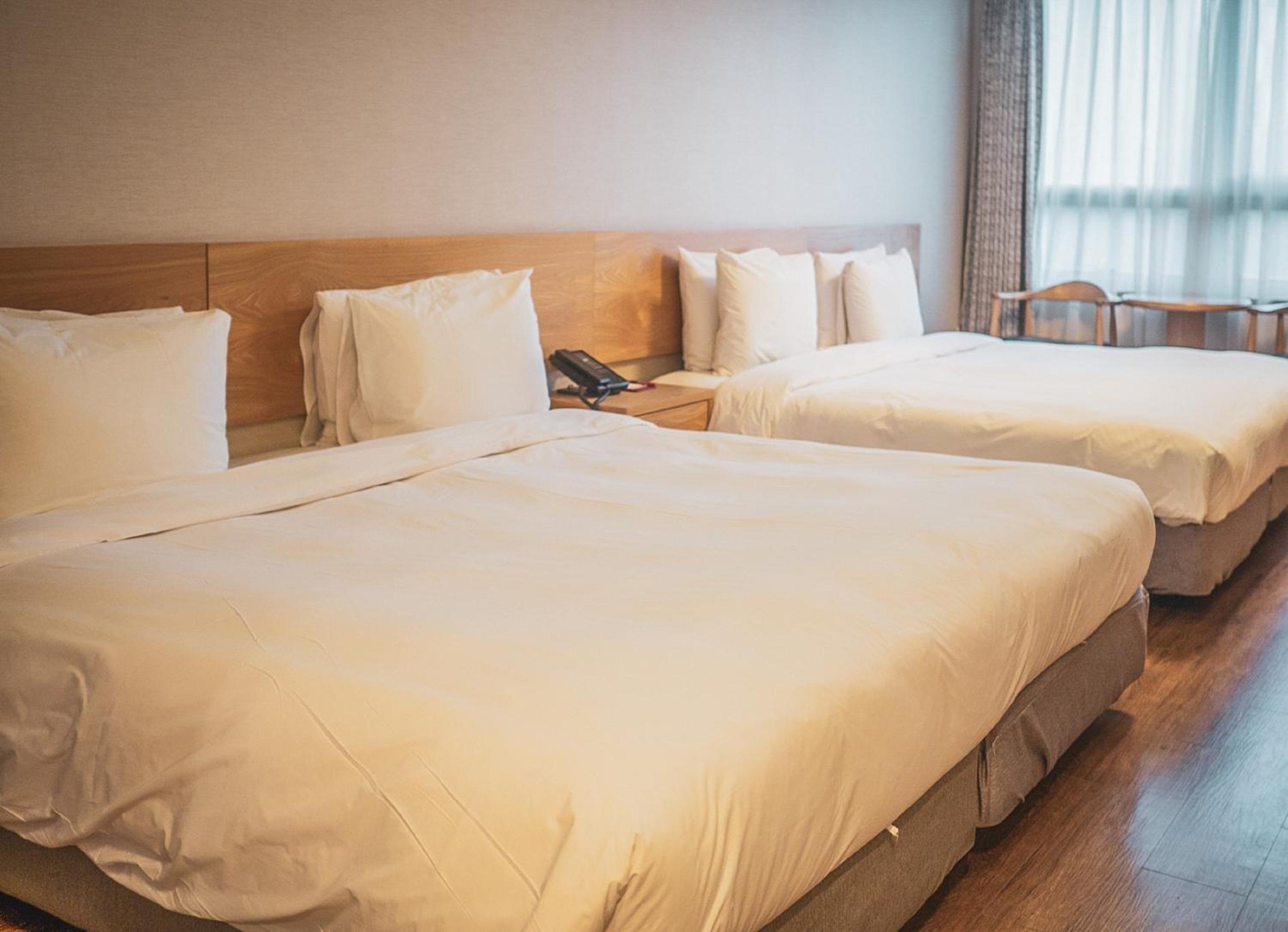 DELUXE, DOUBLE OR TWIN BED