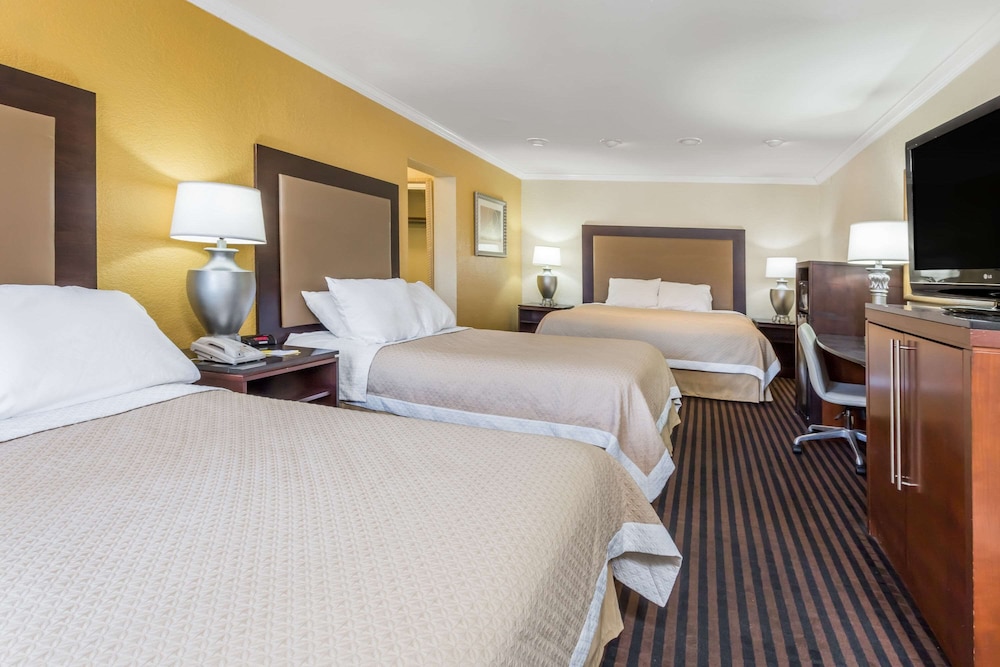 Days Inn By Wyndham Pensacola - Historic Downtown 17/41