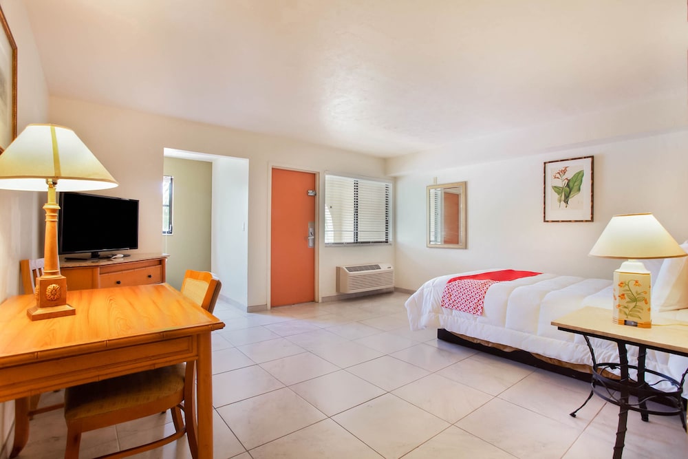 OYO Waterfront Hotel Cape Coral/Fort Myers, FL 14/51