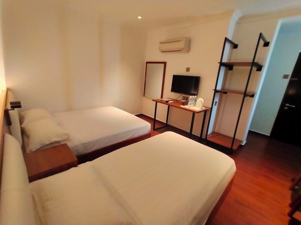 OYO 998 Queen City Hotel 24/50