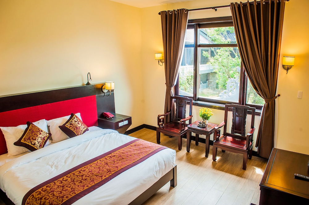 DELUXE, DOUBLE OR TWIN BED