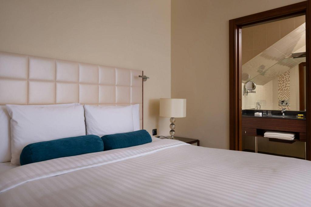 Guest Room, Standard, King Bed, Church View, Main Building