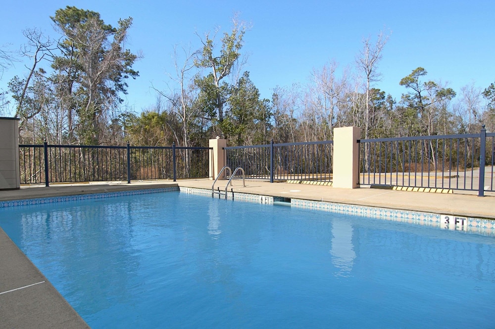 Days Inn by Wyndham Ocean Springs 1/32