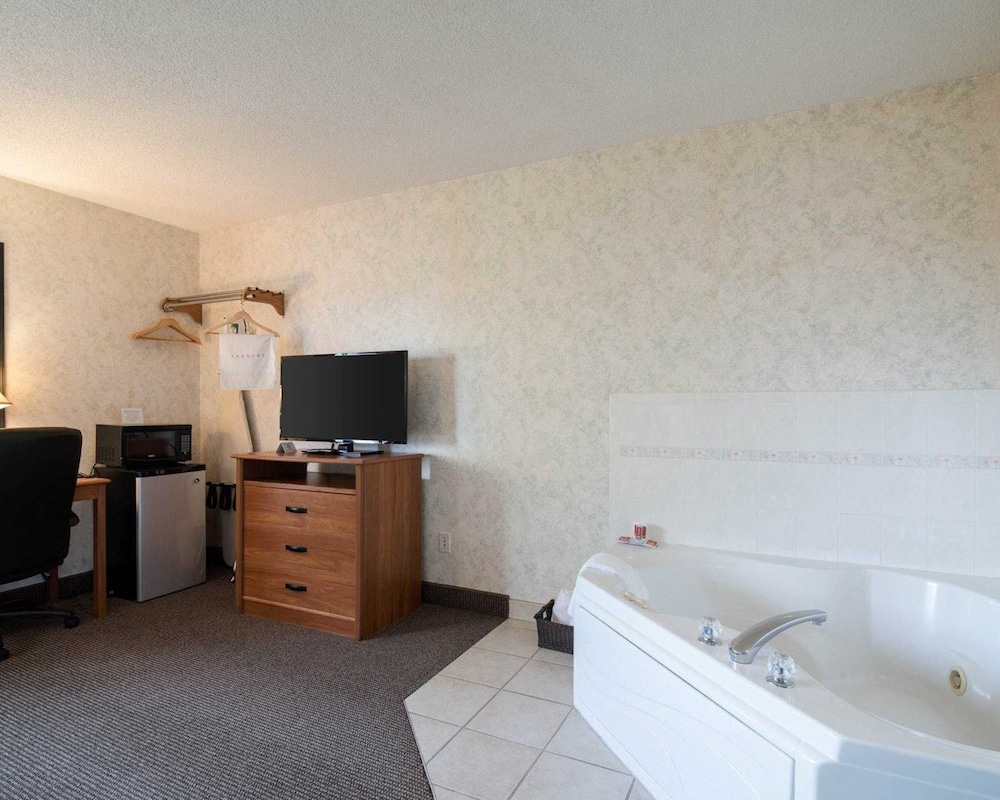 Econo Lodge Inn & Suites Canandaigua - Fingers Lake Area 20/37