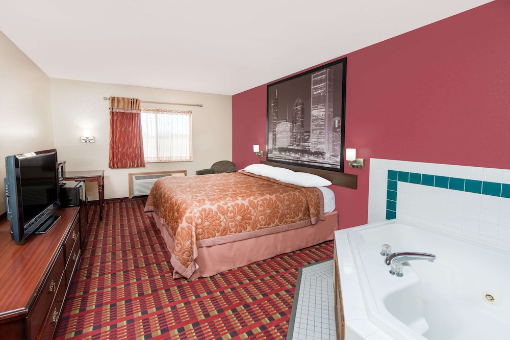 Super 8 by Wyndham Paris IL 6/17